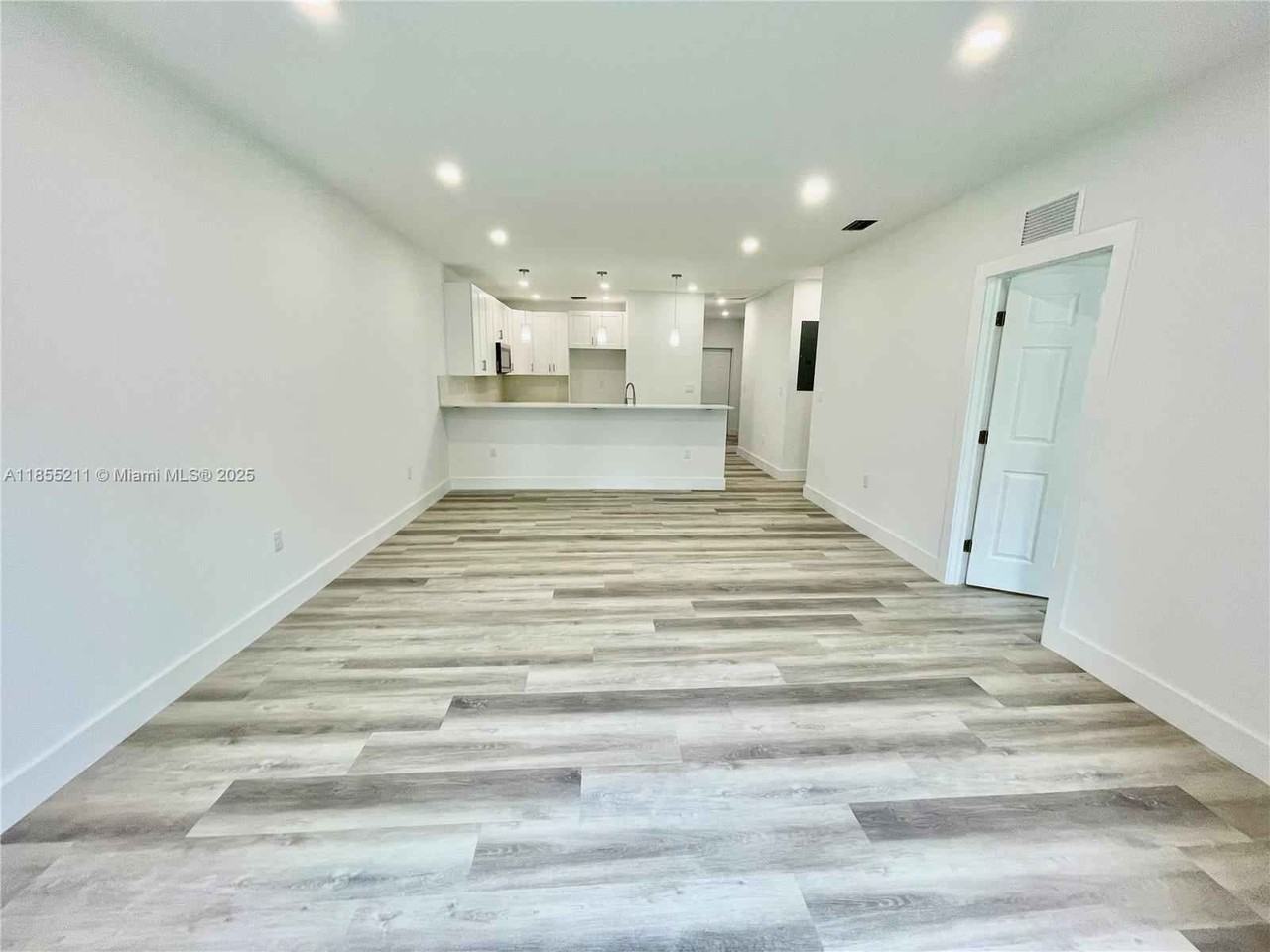 Nw 102nd St - Photo 5 of 8