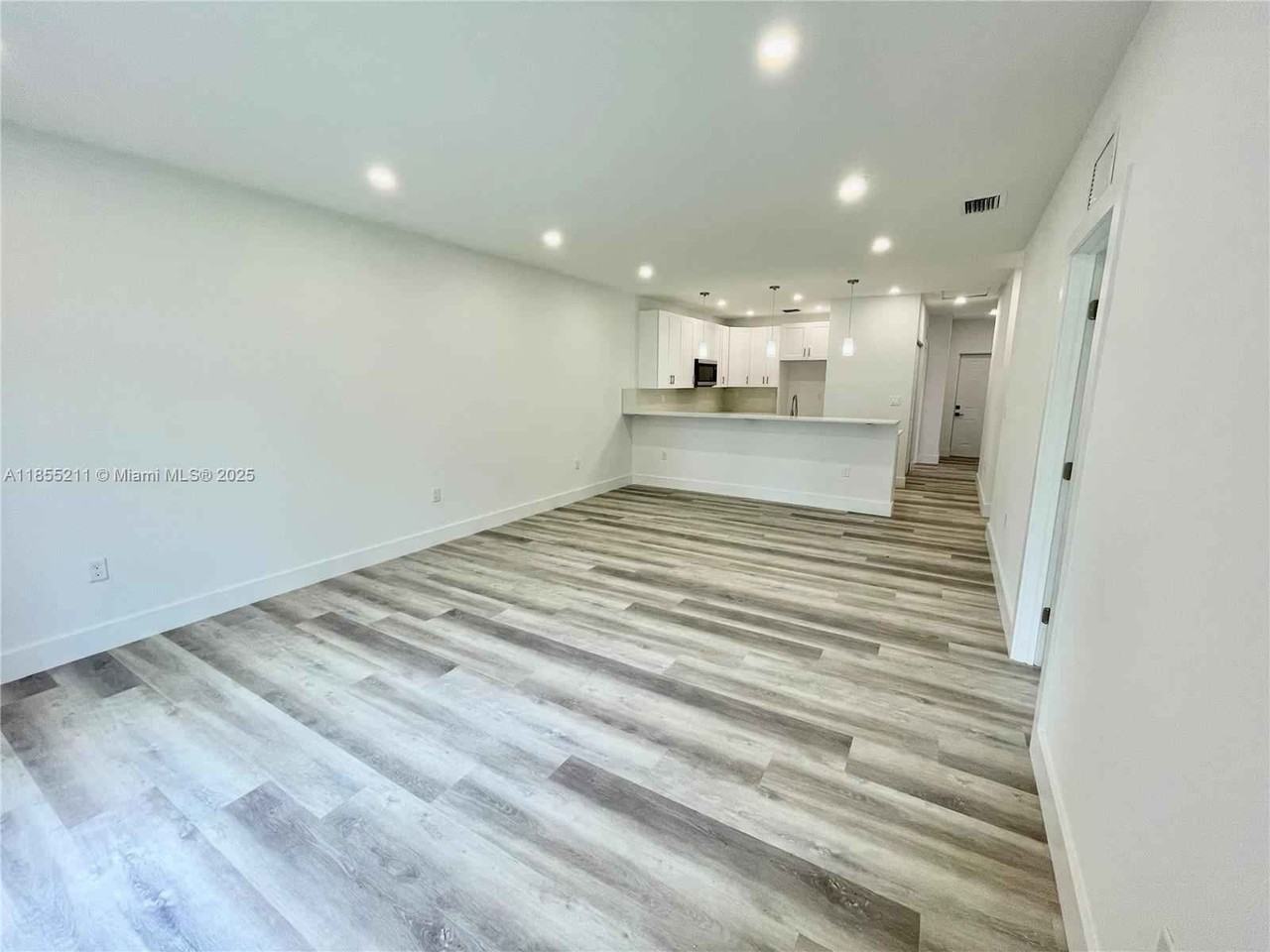 Nw 102nd St - Photo 6 of 8