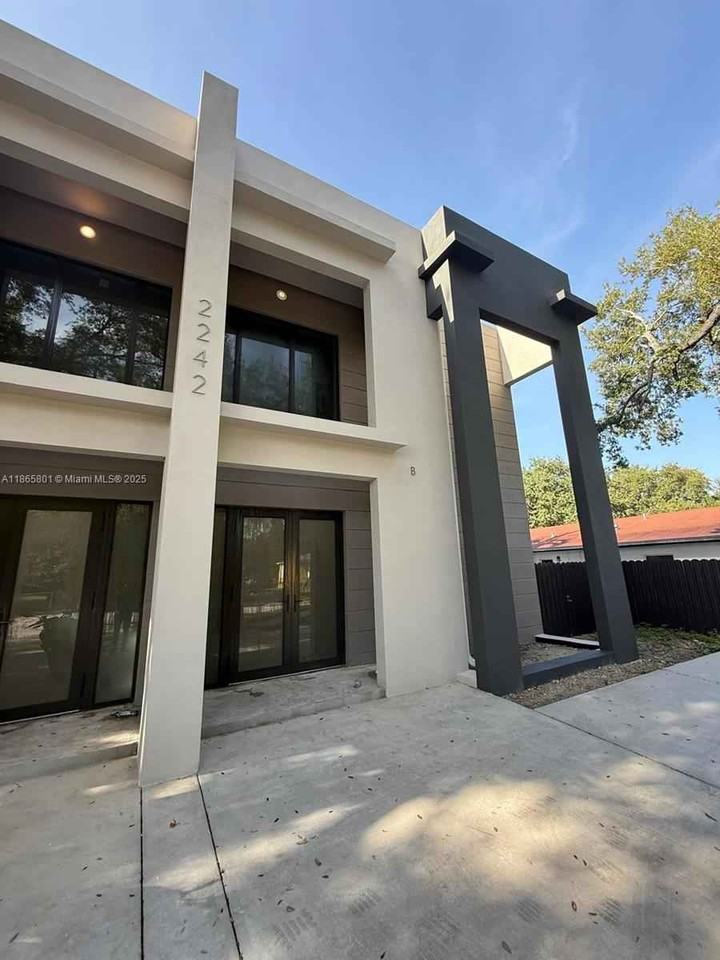 Nw 99th Ter - Photo 2 of 8