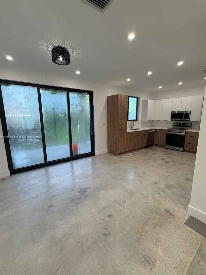 Nw 99th Ter - Photo 3 of 8