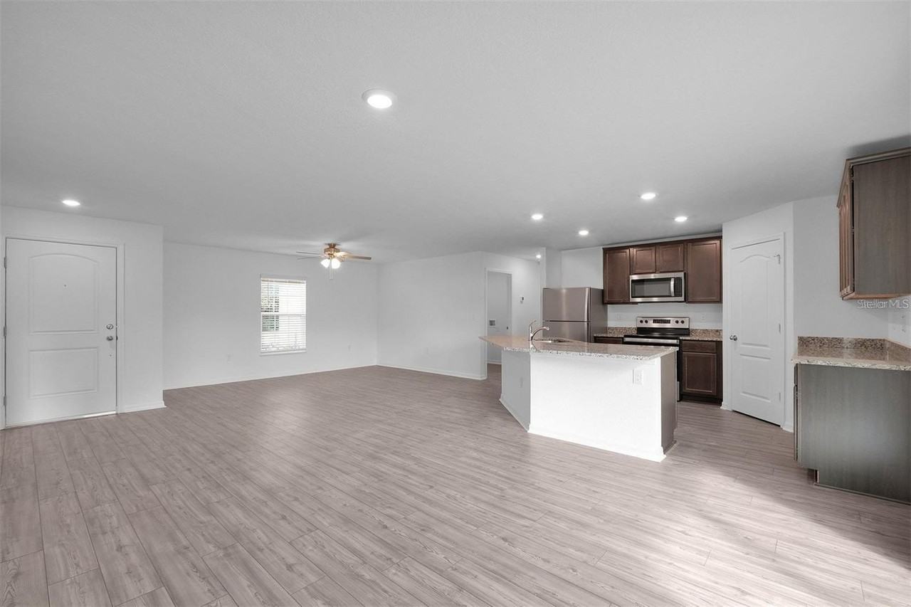 192 Athabasca Dr - Photo 4 of 7