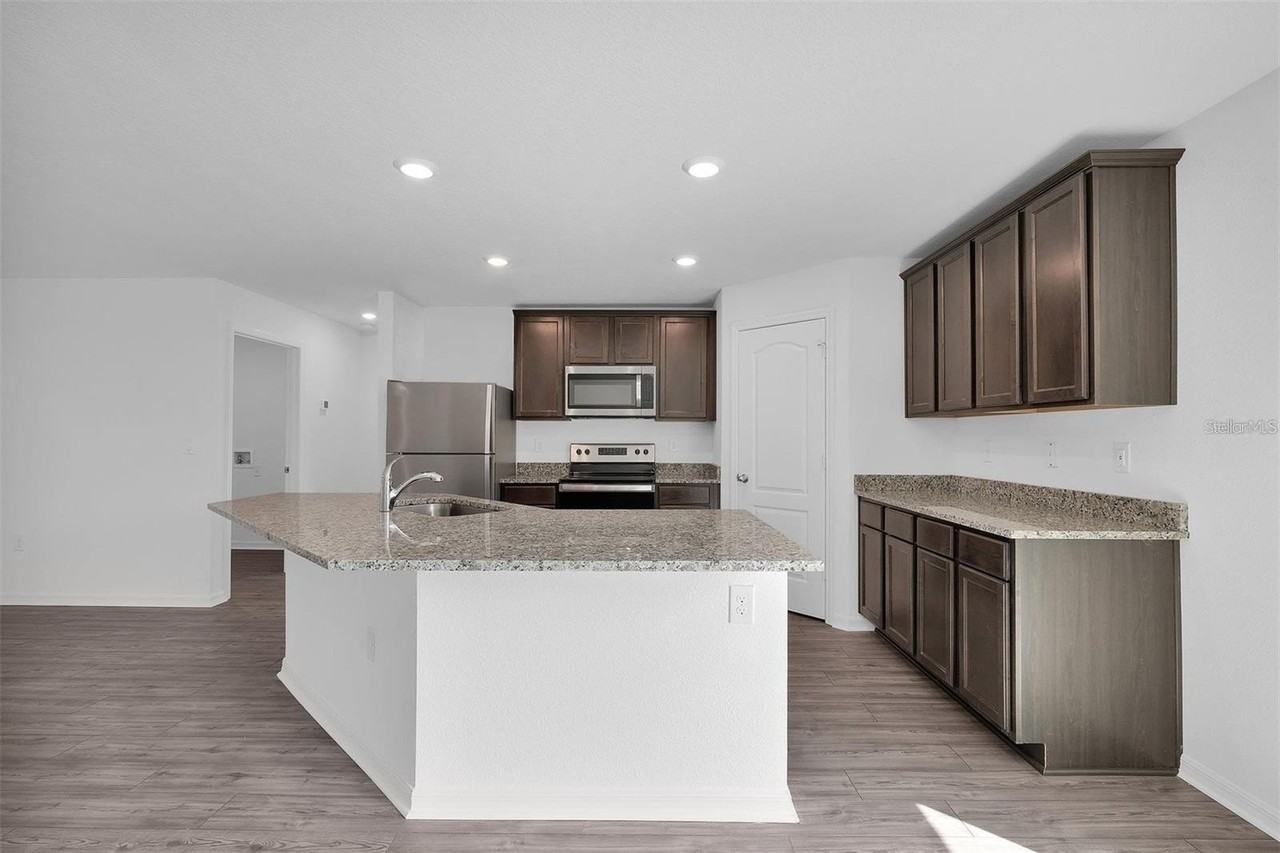 192 Athabasca Dr - Photo 5 of 7