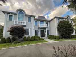 featured image of 302 Hewlett Neck Rd