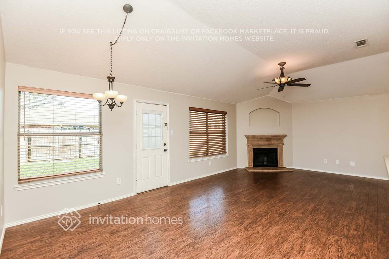 9124 Friendswood Dr - Photo 3 of 17