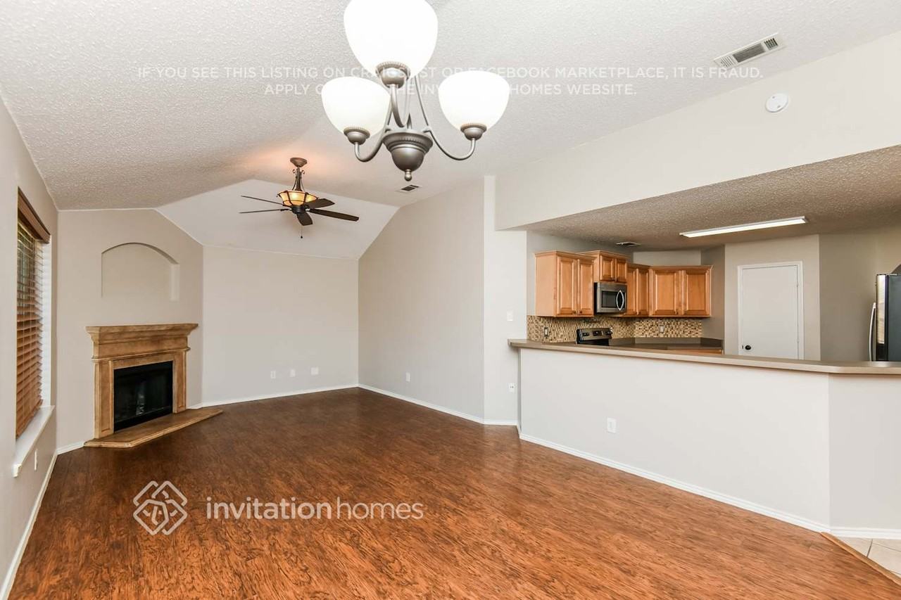 9124 Friendswood Dr - Photo 4 of 17