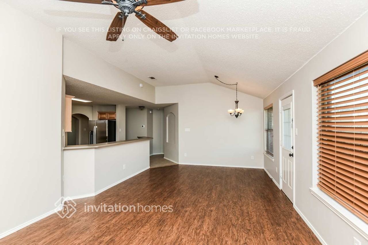 9124 Friendswood Dr - Photo 5 of 17