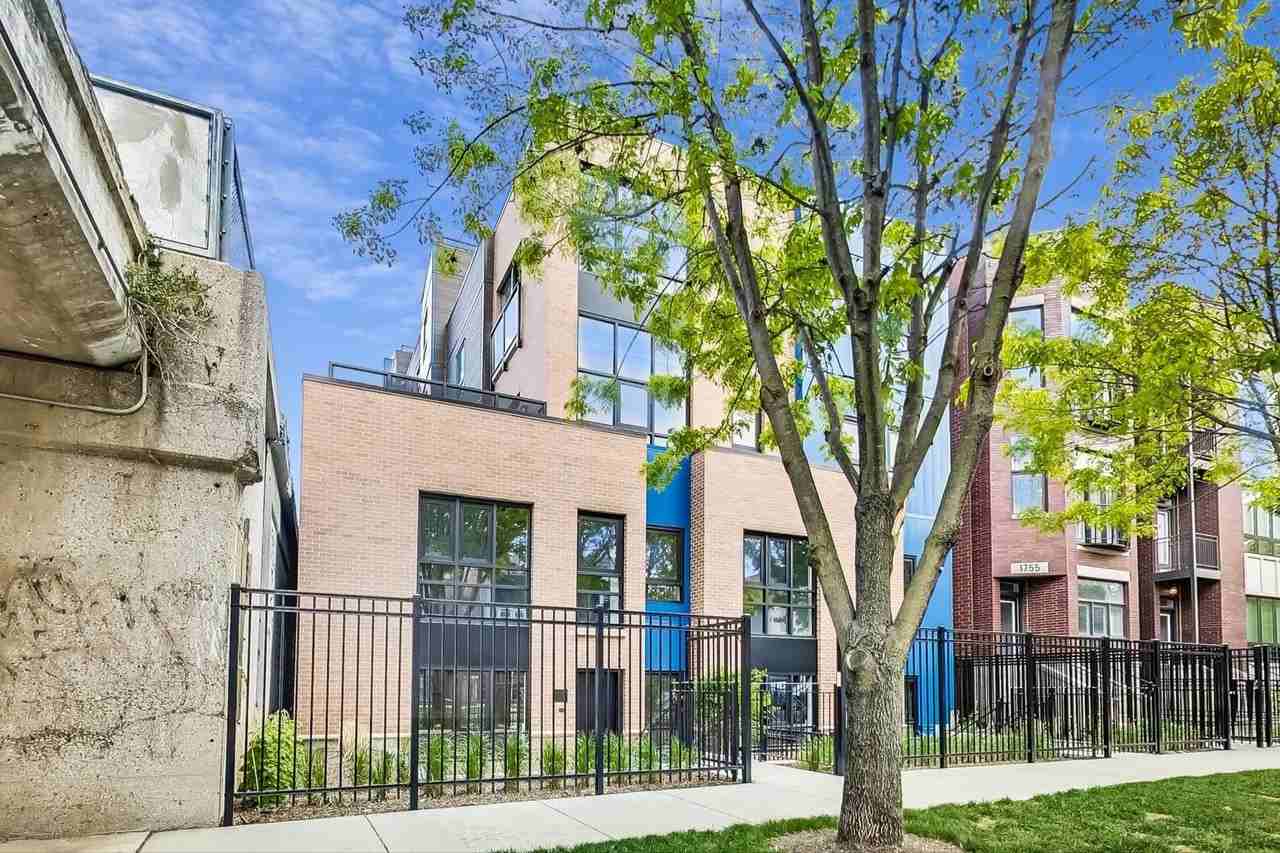 1744 N Western Ave #102 - Photo 2 of 32