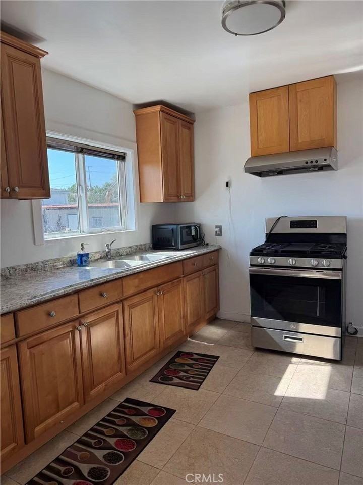 7909 Whitmore St - Photo 4 of 13