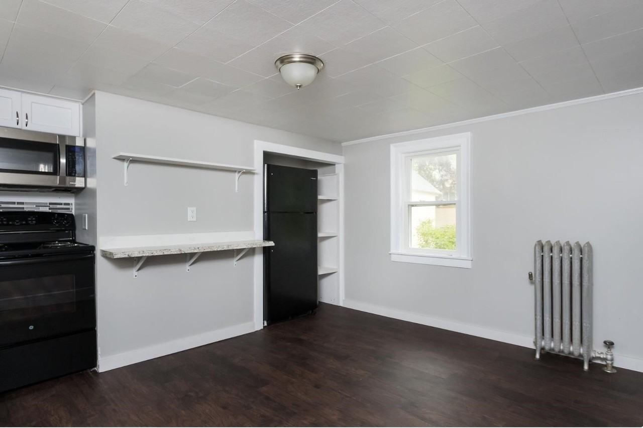 137 Locust St #B - Photo 4 of 12