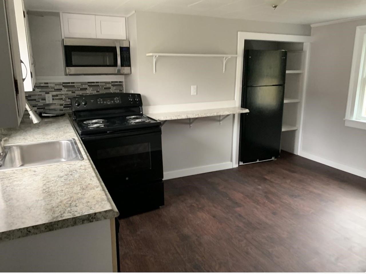 137 Locust St #B - Photo 5 of 12