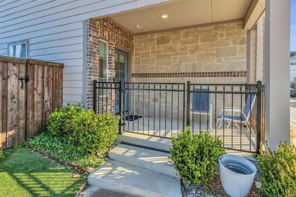 111 Sumac St - Photo 6 of 40