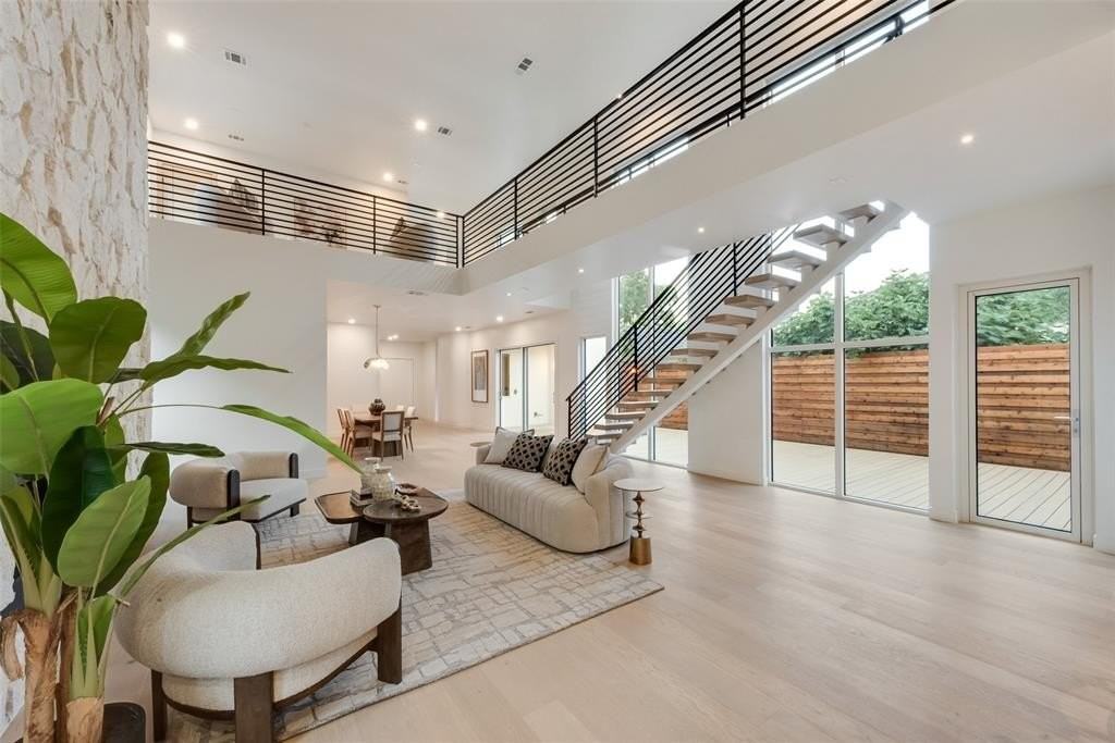 3821 Beechwood Ln - Photo 3 of 24