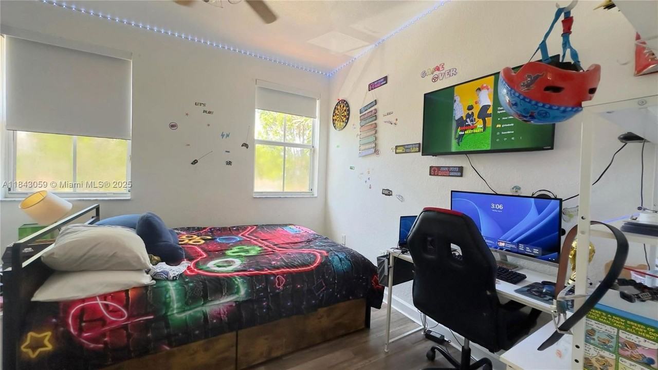 10828 Nw 85th Ter - Photo 7 of 8