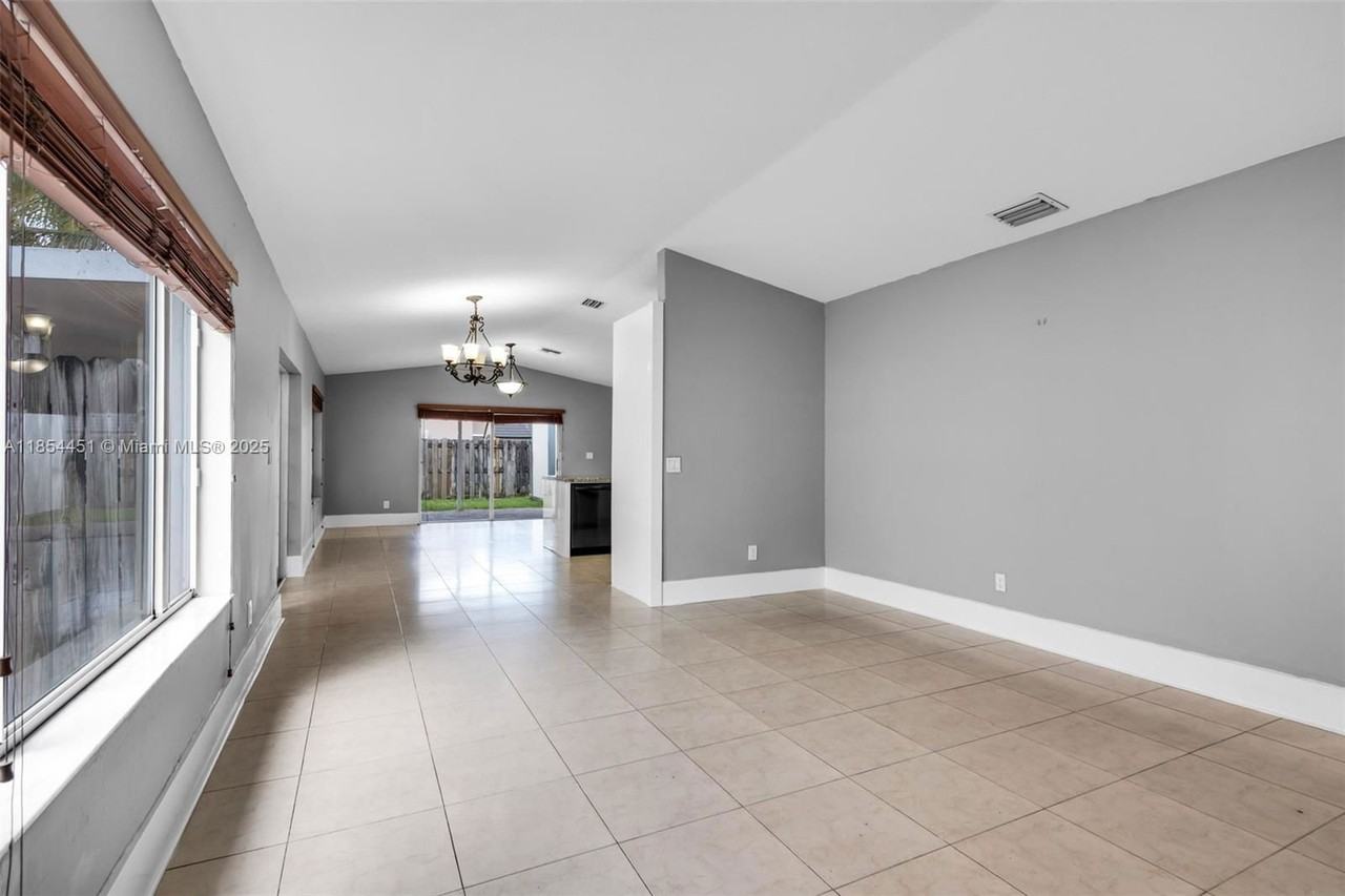 17493 Sw 142nd Pl - Photo 2 of 8