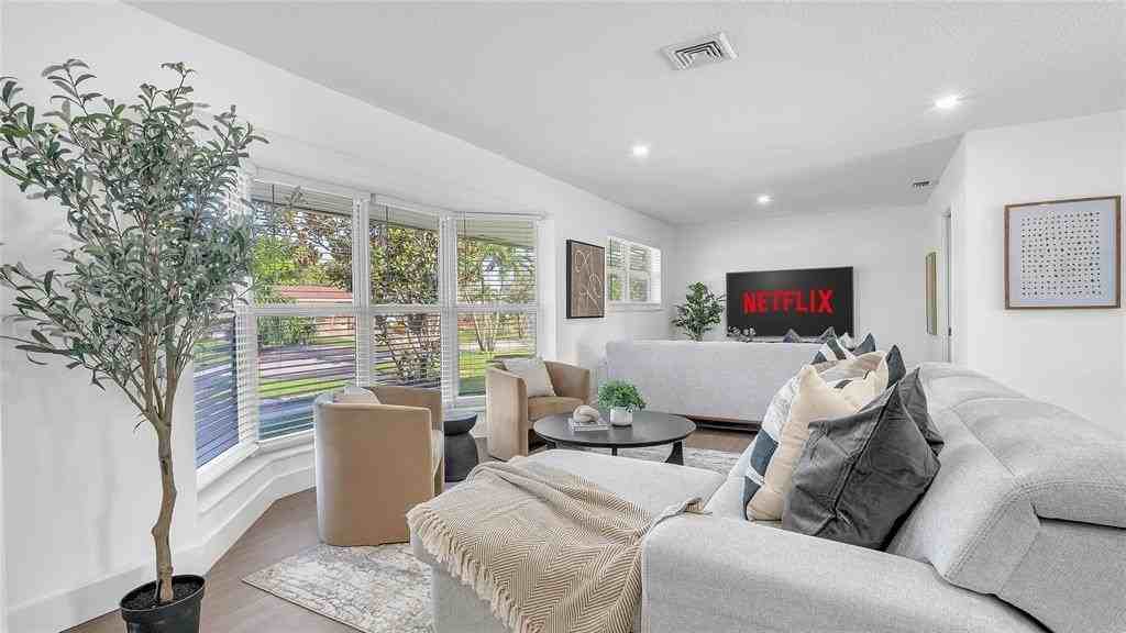 2201 N 50th Ave - Photo 3 of 26