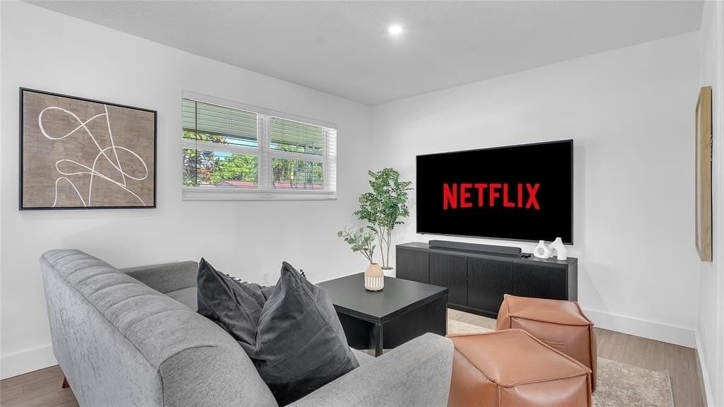 2201 N 50th Ave - Photo 4 of 26