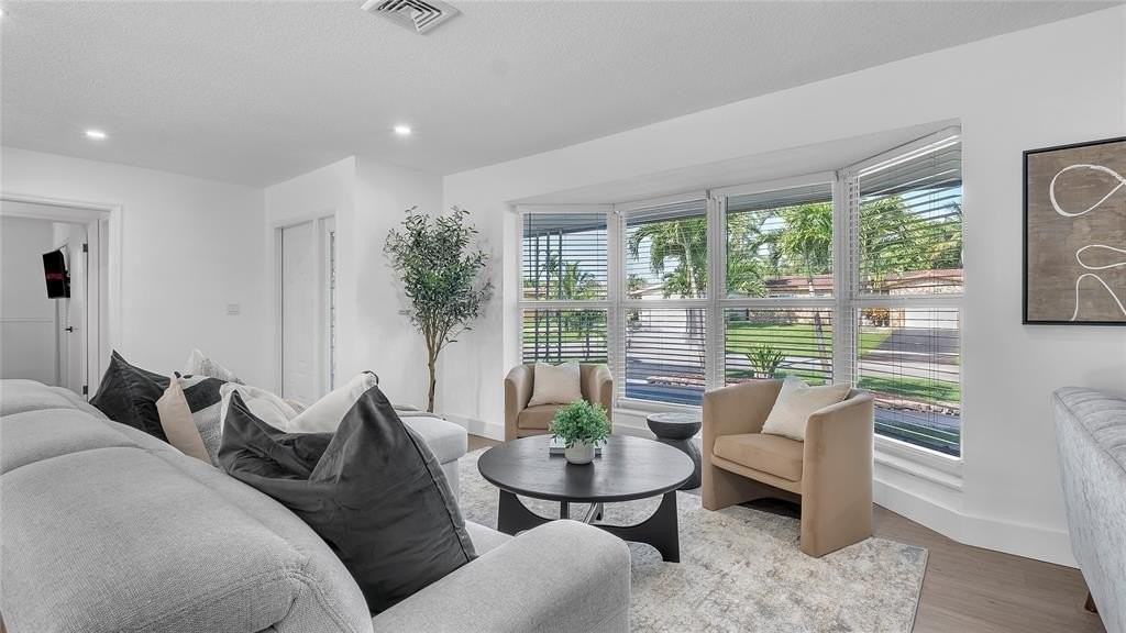 2201 N 50th Ave - Photo 5 of 26