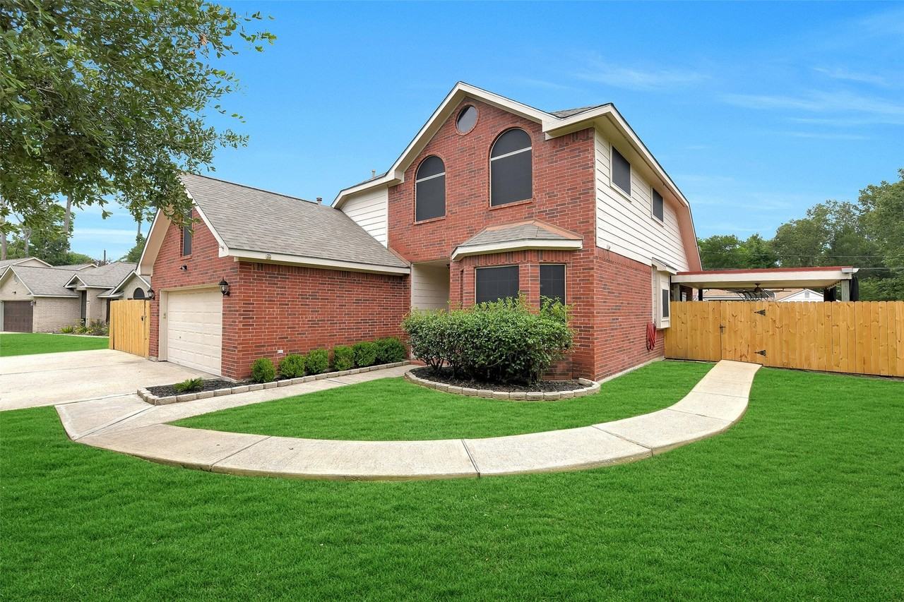 3106 Lake Breeze Ln - Photo 3 of 33