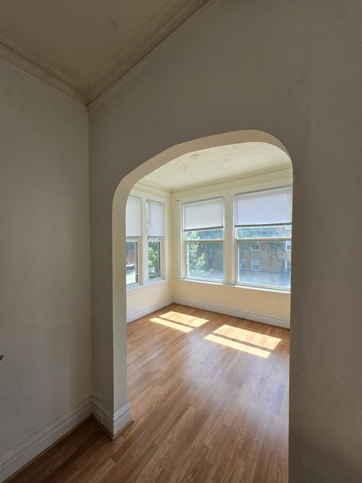 2606 W Argyle St #2 - Photo 3 of 18