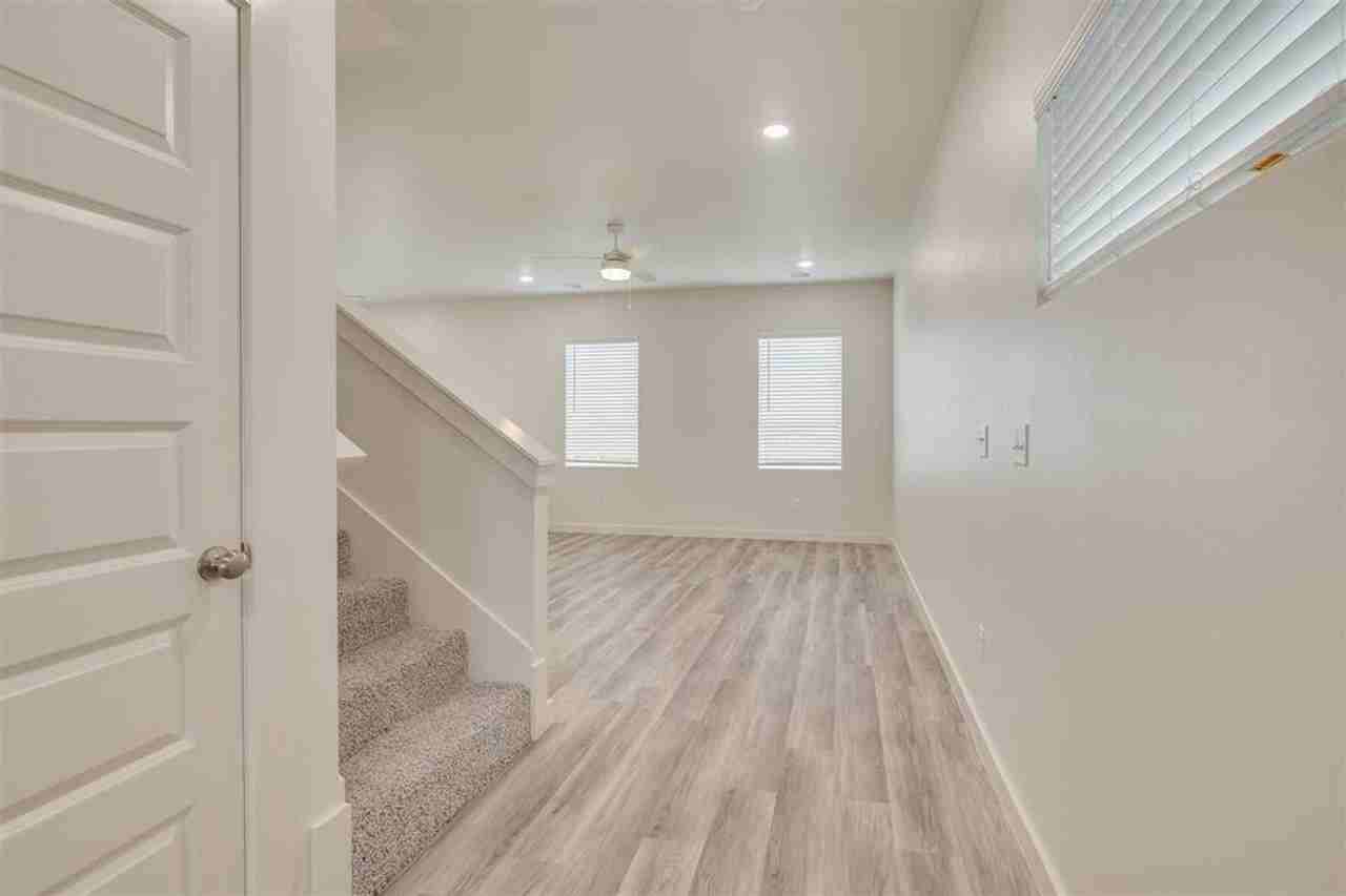 8907 Nw 109th Ln - Photo 7 of 38