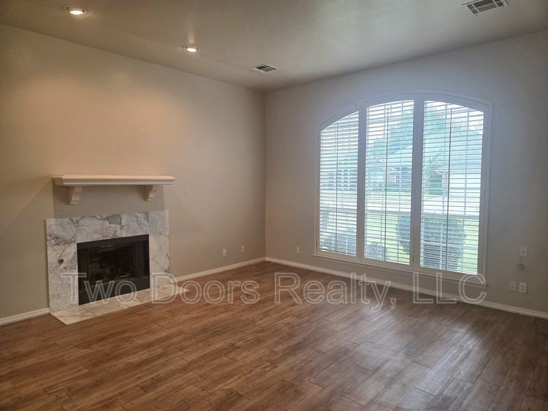 13820 Oakmond Road - Photo 3 of 25