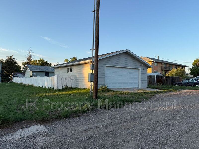 1400 6th Ave S - Photo 4 of 40