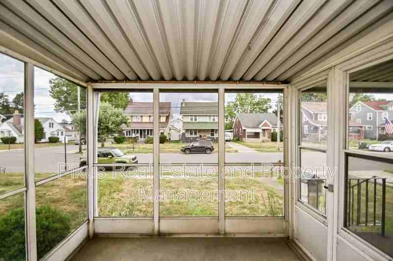 919 Clarendon Avenue Northwest - Photo 4 of 20