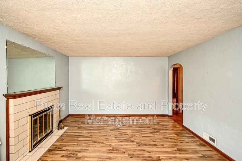 919 Clarendon Avenue Northwest - Photo 5 of 20