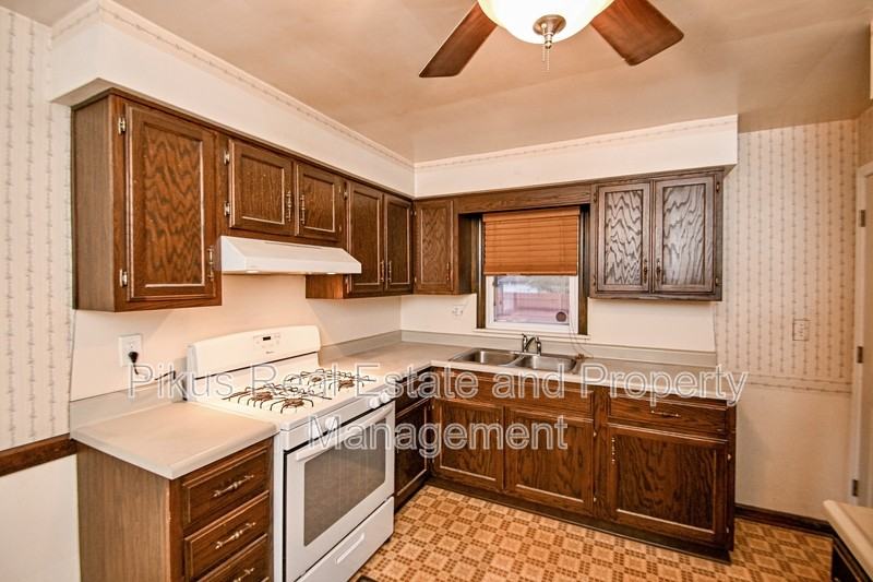 919 Clarendon Avenue Northwest - Photo 7 of 20