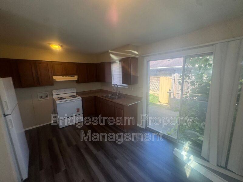4650 Wayne Meadows Cir - Photo 3 of 8