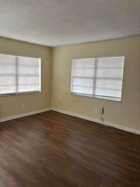 111 N Moss St Apt B - Photo 3 of 7