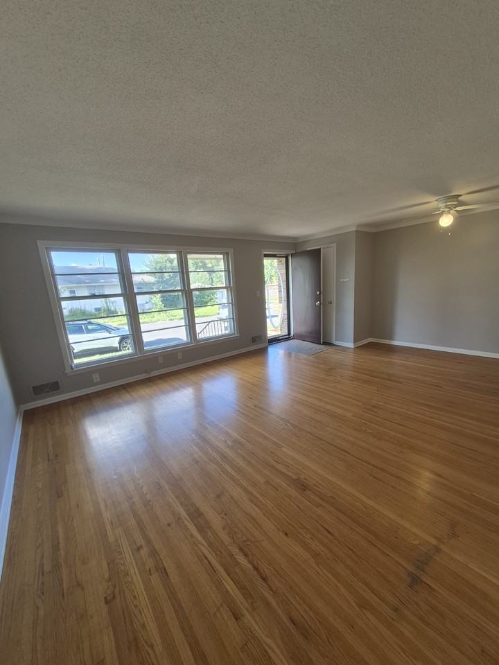 2219 W 61st St - Photo 2 of 15