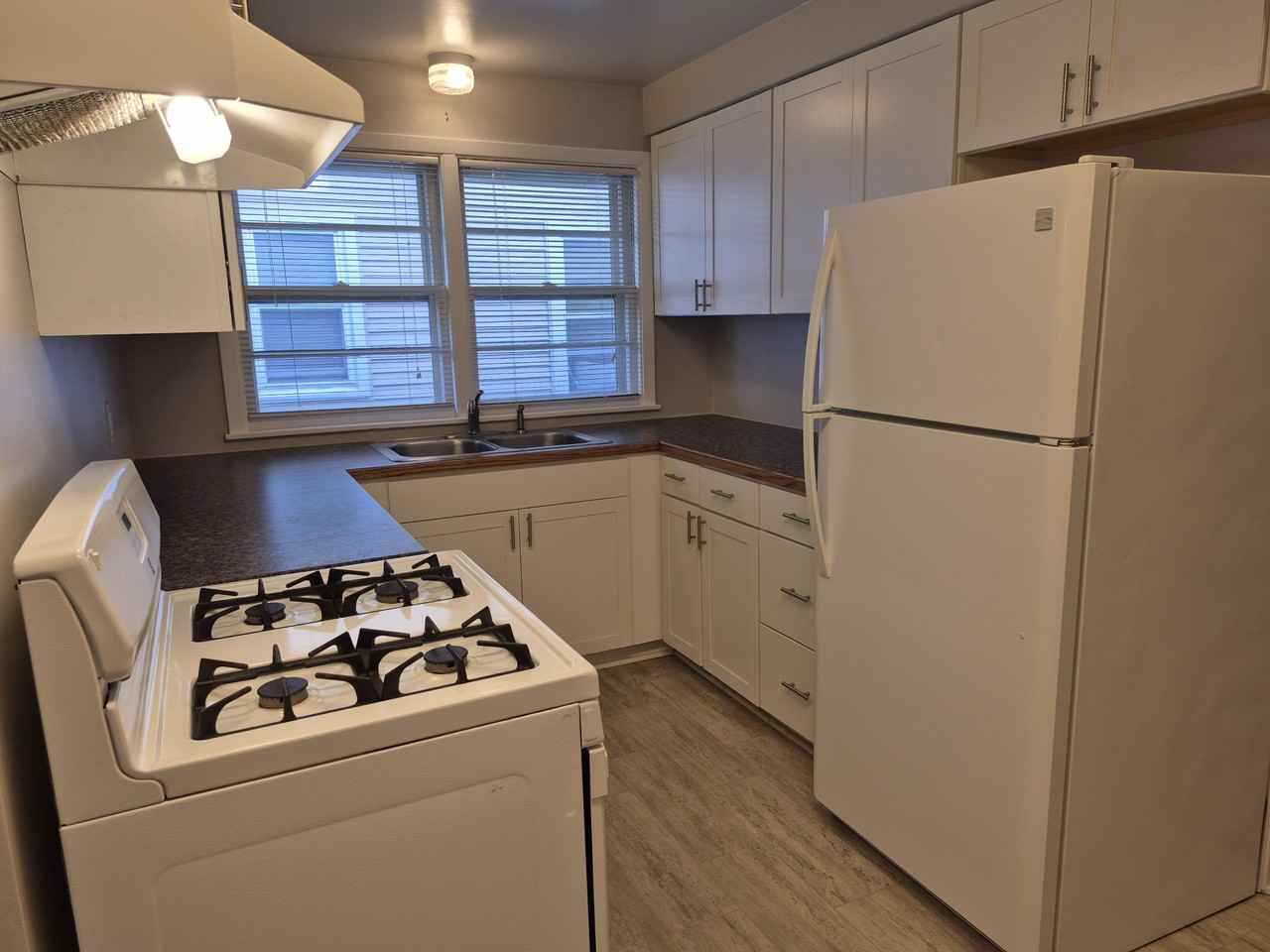 2219 W 61st St - Photo 4 of 15