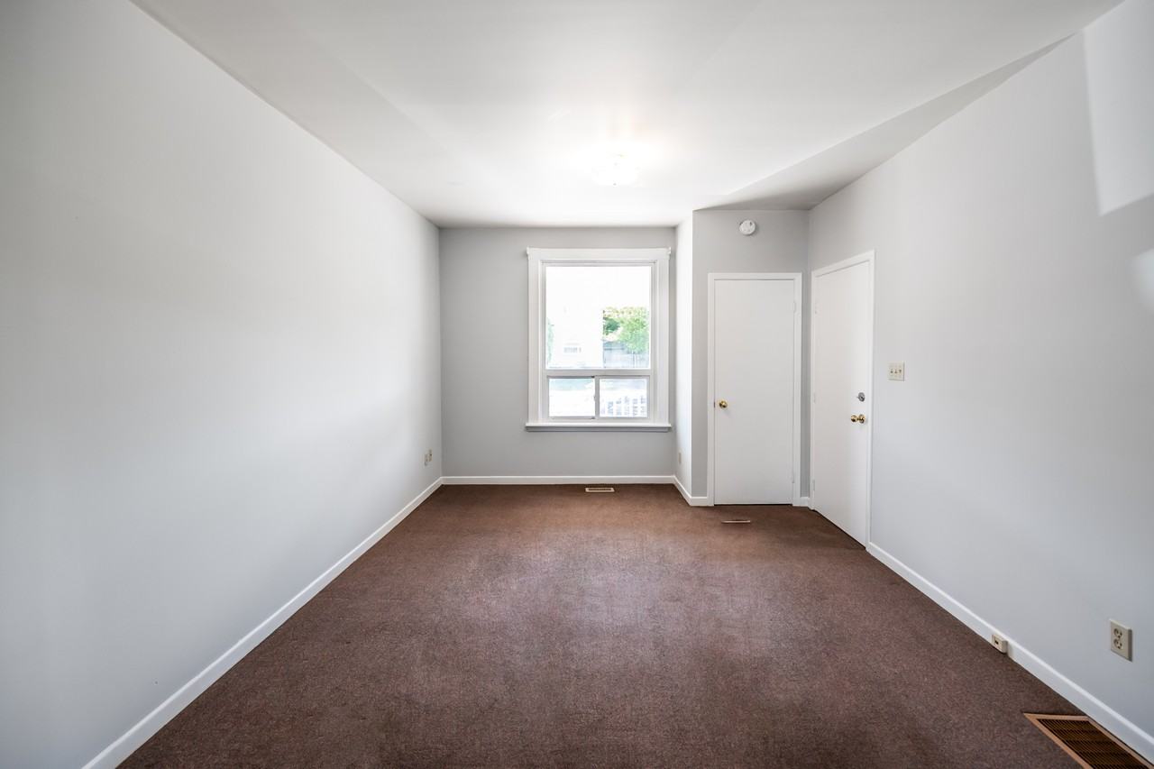 311 Weir Street North #1 - Photo 5 of 16