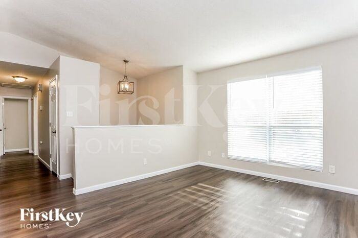2105 S Barrington Ct - Photo 2 of 15