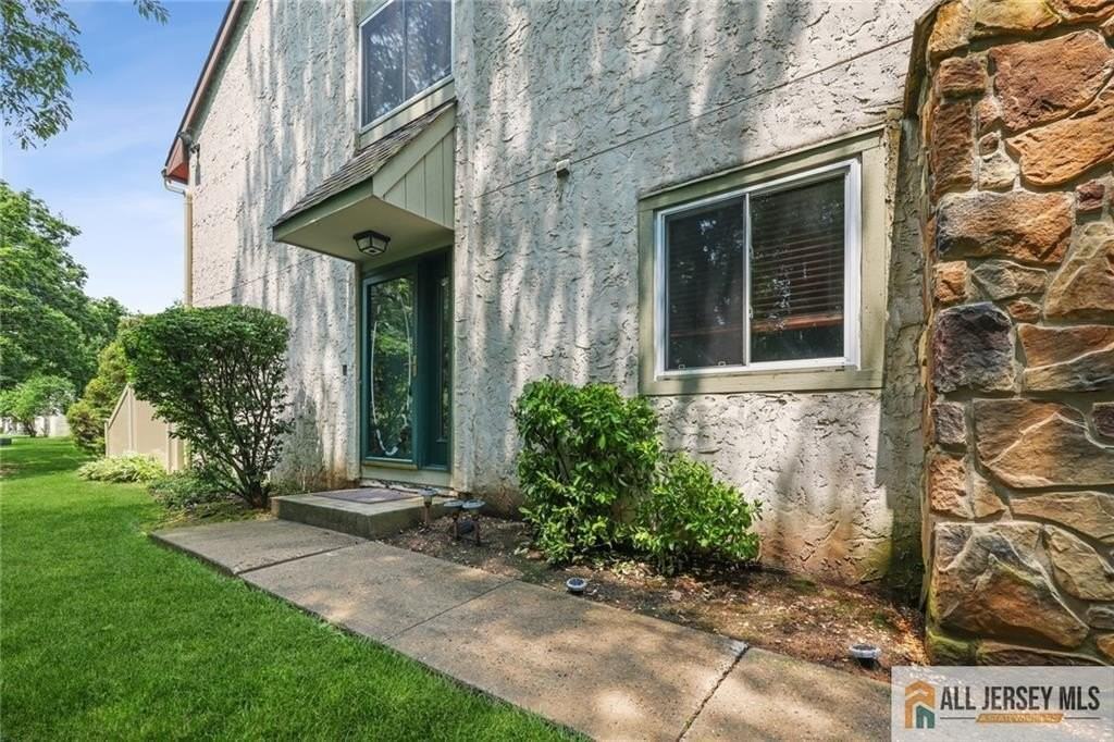 153 Thoreau Dr - Photo 2 of 31