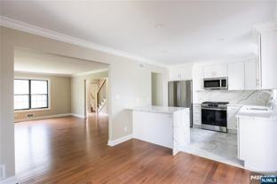 101 E Oak St - Photo 1 of 1