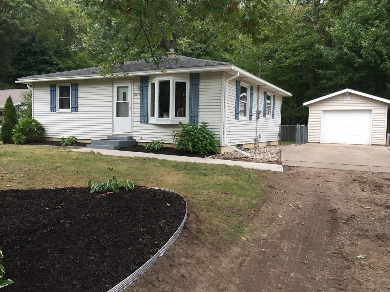 2217 W Lakewood Blvd - Photo 2 of 20