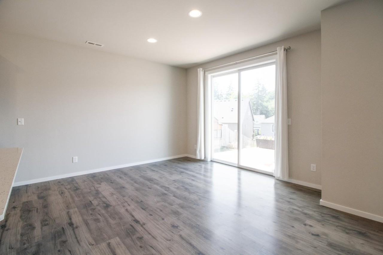 2925 Cassius St Ne - Photo 5 of 11