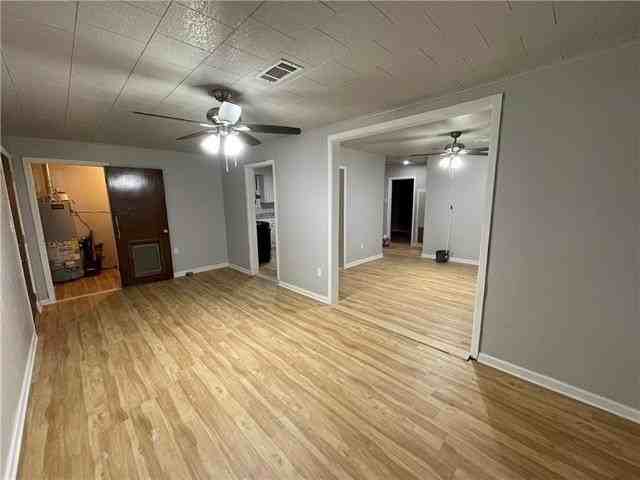 208 N Scanlan St - Photo 4 of 15