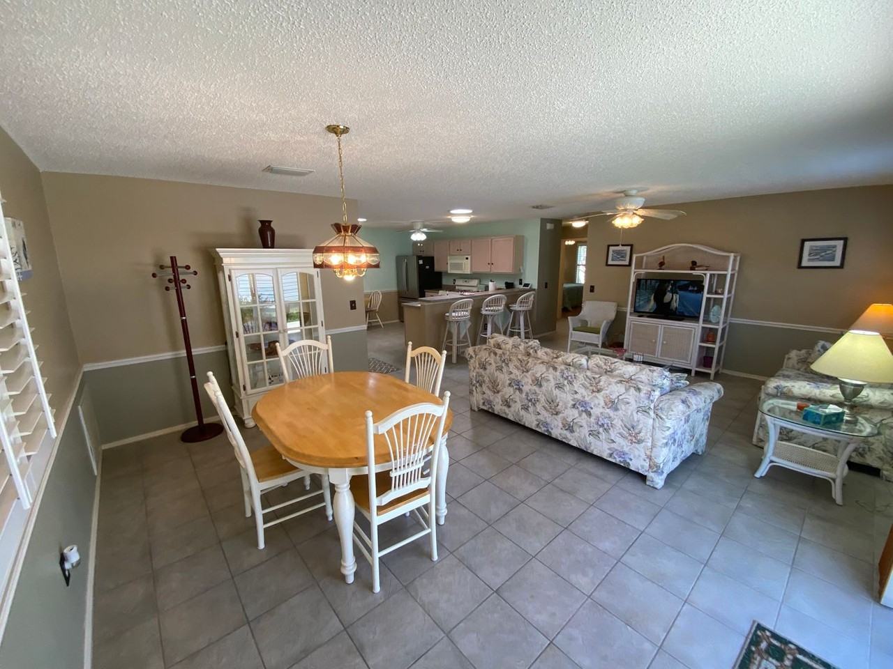 440 Canterbury Ct - Photo 6 of 41