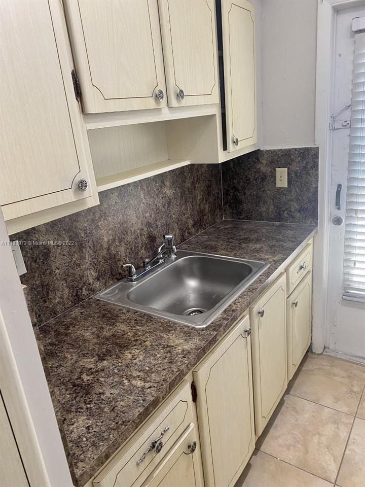 719 Euclid Avenue #9 - Photo 3 of 17