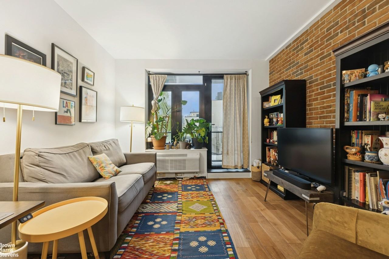 4734 47 -34 11TH STREET #301 - Photo 2 of 12