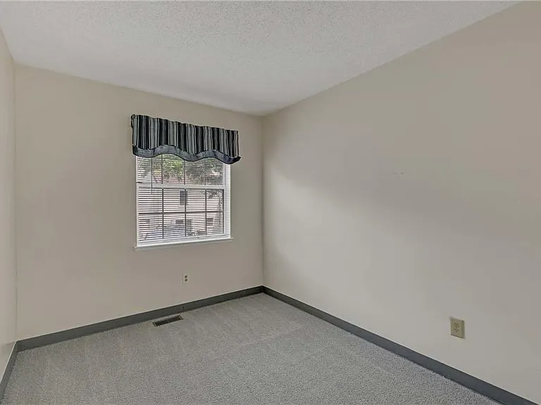 2102 Victoria Ct - Photo 4 of 20