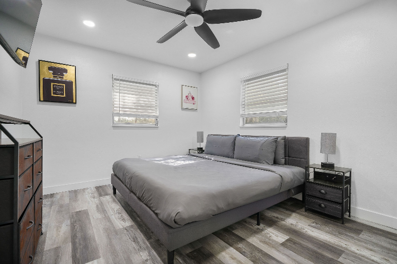 4303 W Woodlawn Ave - Photo 4 of 20