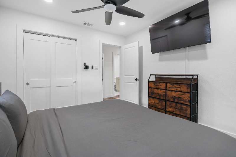 4303 W Woodlawn Ave - Photo 5 of 20