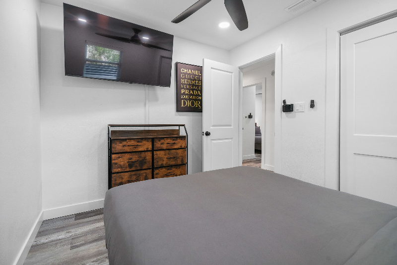 4303 W Woodlawn Ave - Photo 6 of 20