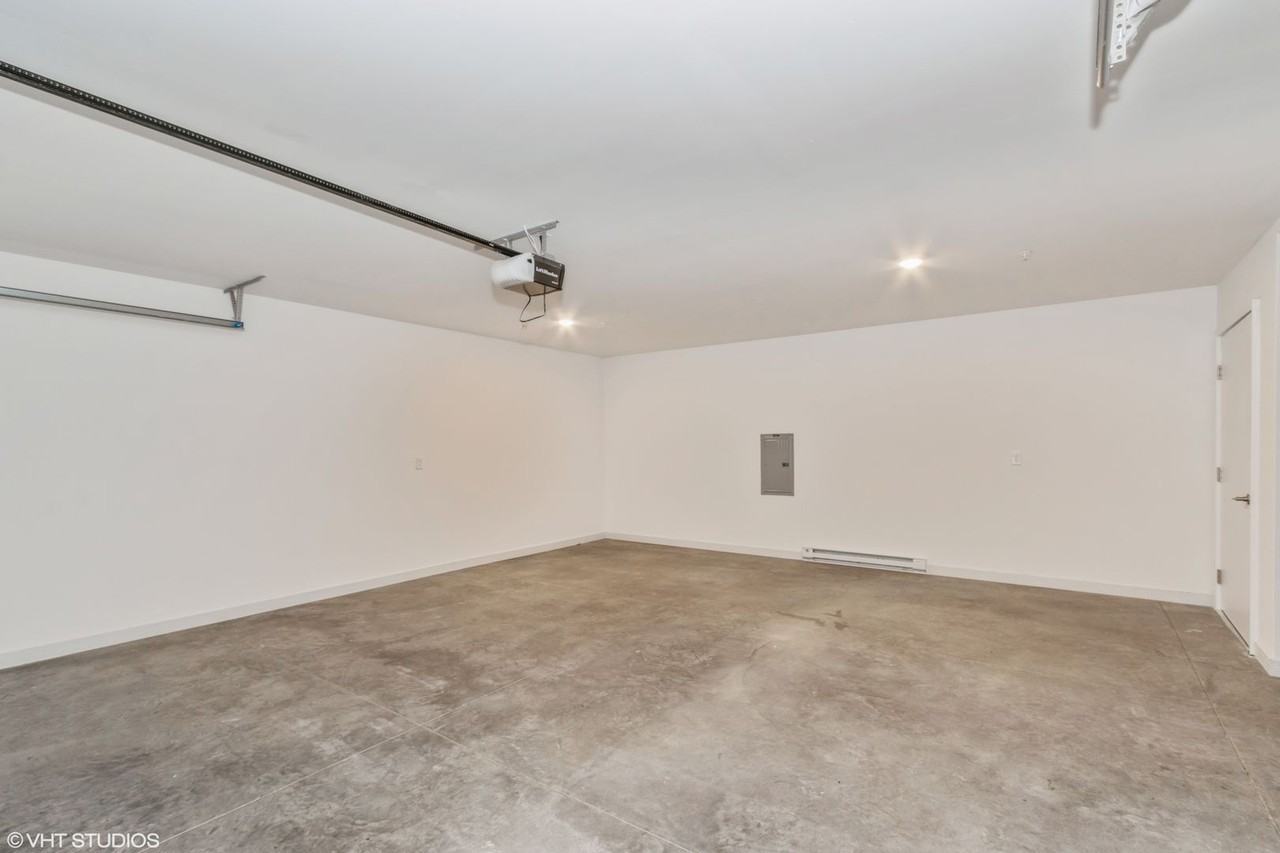 Big Ben Townhomes - Photo 6 of 9