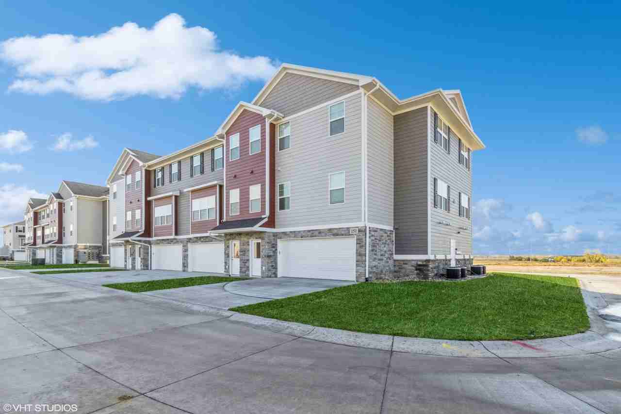 Big Ben Townhomes - Photo 7 of 9