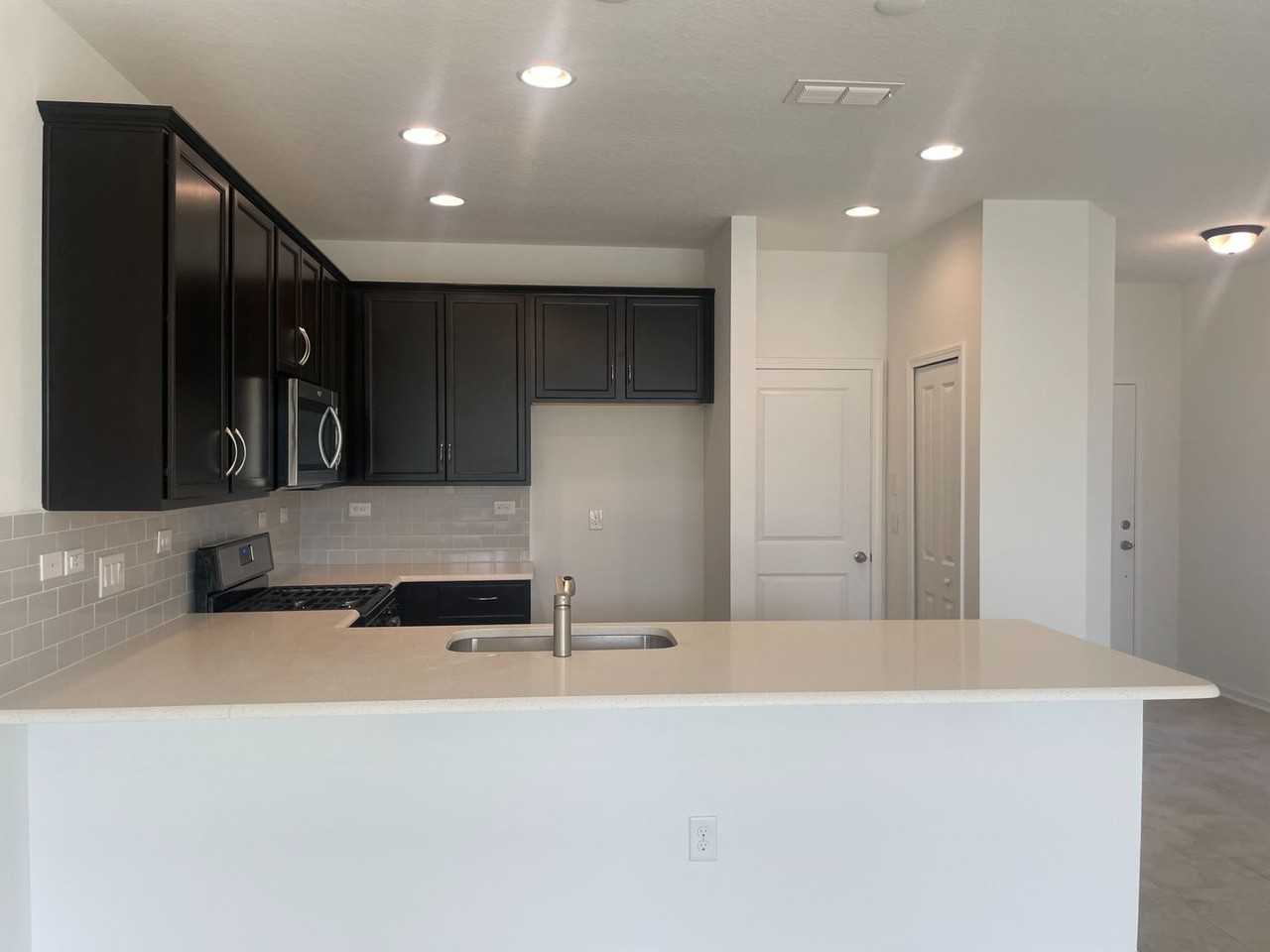 40 Pinebury Ln - Photo 3 of 13